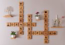 Scrabble an der Wand: Buchstaben aus Holz als moderner Kunsttrend für dein Zuhause