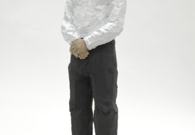 Stephan Balkenhol neue Bronzeskulpturen 2026 erschienen Mann mit weißem Hemd und schwarzer Hose – Venus | FRANK FLUEGEL GALERIE