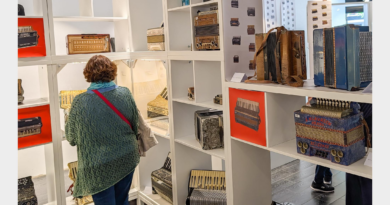 Wanderausstellung „600 Akkordeons“ gastiert im Forum Steglitz